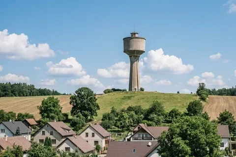 Vodárenská veža nad obcou – verejný vodovod so sledovanou kvalitou vody